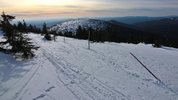 Dramática Puesta Sol Las Montañas Invierno Por Encima Pista Esquí —  Fotos de Stock