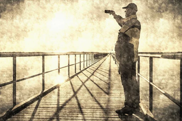 Чоловік Мандрівник Дивиться Свій Смартфон Тлі Моря Морського Мосту Фільтр — стокове фото