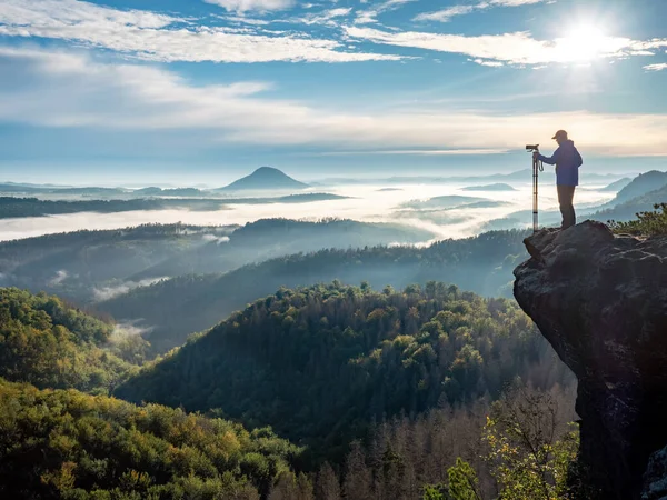 Silüetli Fotoğrafçı Elinde Büyük Kamerayla Tripod Taşıyor Doğal Fotoğrafçı Kamerayı — Stok fotoğraf