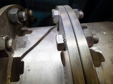 Ağır metal krom kaplama ile birleşince, endüstriyel boru hattında büyük vidalar, vidalar ve contalar var. 