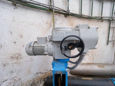 Manuel teker ya da servo motorla kontrol edilen ince bıçak kapağı. Yer altı şaftı. 