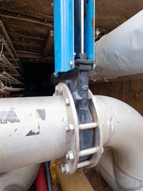 Paslanmaz çelik atık borusuyla uzaktan kumandalı, servo motoru ve kalın duvarlı flanşlarla kontrol edilen bıçak kapağı..