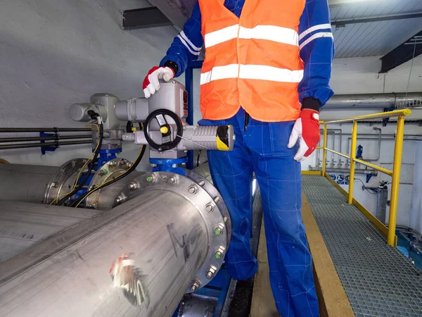 生物气体公司铬钢管道闸阀伺服传动的工人校核功能 — 图库照片