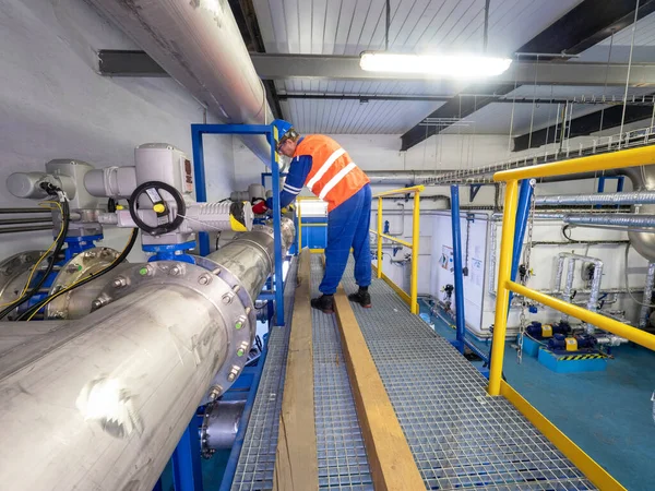Arbetstagaren Kontrollerar Ventilerna Bakom Kompressorerna Högtrycksbiogaskretsen Kraftvärmeverket — Stockfoto
