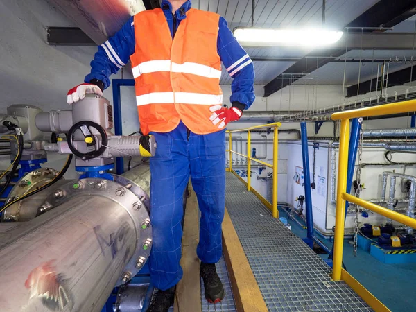 Personalen Kontrollerar Ventilerna Bakom Kompressorerna Högtrycksrören Rostfritt Stål Kraftvärmeverket — Stockfoto