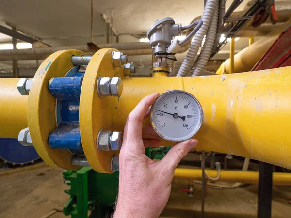 配管システムの労働者制御の温度 温度計付きの大きな黄色のスラッジパイプ 産業用細胞の不可欠な部分 — ストック写真