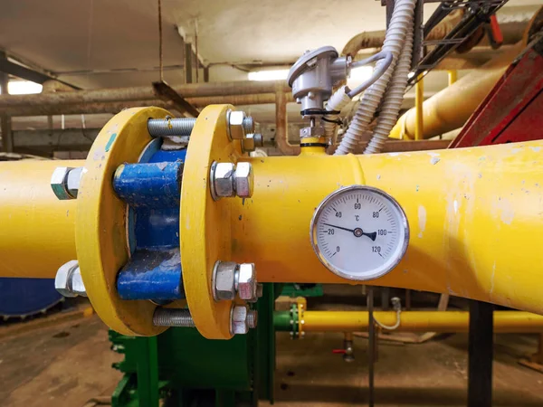 Styrning Temperaturmätare Gul Slamrörledning Underjordisk Pumpstation Industriellt Avloppsvattenföretag — Stockfoto