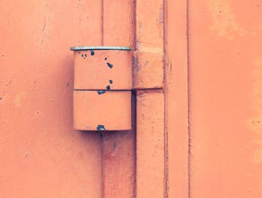 Zırh yuvası ile sertleştirilmiş büyük kilit. Satır binasında kilitli bir garaj kapısı