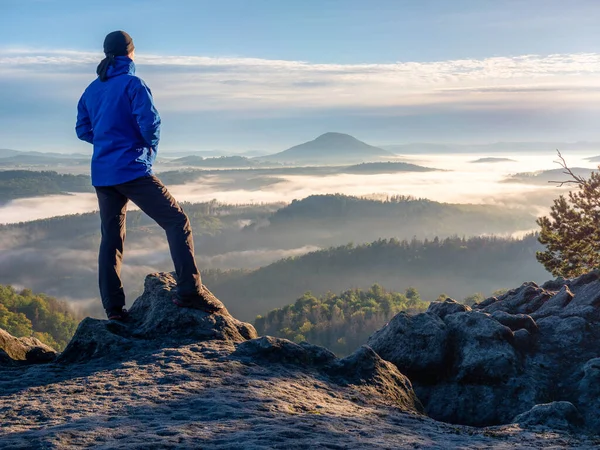 Wandern Sonnenaufgang Bergwanderer Mit Kapuze Und Blauem Windschatten Bleiben Allein — Stockfoto