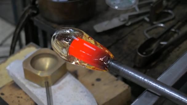 玻璃鼓风机正在吹入融化的玻璃中 用传统方法在玻璃管上形成红色闪光玻璃的艺术家 — 图库视频影像