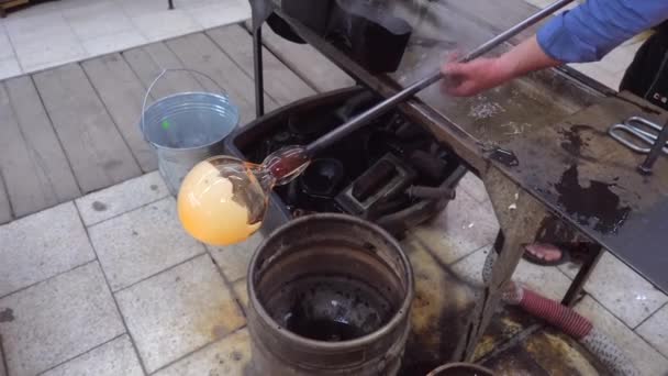 Glassblower Está Resfriando Tubo Sopro Quente Virando Com Apito Para — Vídeo de Stock