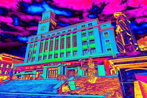 古城的历史建筑和街上的游客 模拟器中伽玛辐射谱 — 图库照片