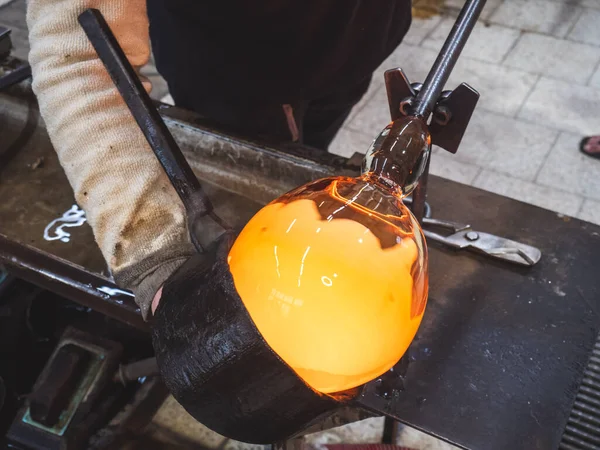 Art Glassblower Usar Forma Madeira Molhada Para Moldar Vidro Derretido — Fotografia de Stock