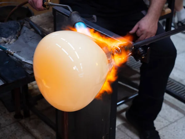 Glaskünstler Formt Das Brennende Glas Mit Gasbrennerfackel Nahaufnahme Der Methode — Stockfoto