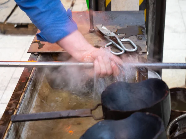 Glassblower Está Resfriando Tubo Sopro Quente Virando Com Apito Para — Fotografia de Stock