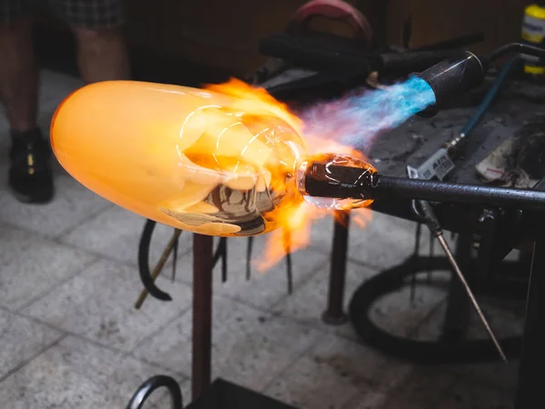 Manos Artesanales Trabajando Con Vidrio Maleable Caliente Calentándolo Con Quemador — Foto de Stock