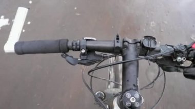 Adrenalin, asfalt yoldan derin karlar boyunca orman yoluna kadar MTB 'yi sürüyordu. Orman yolunda denge sorunu ve dağ bisikleti. Yavaş çekim.