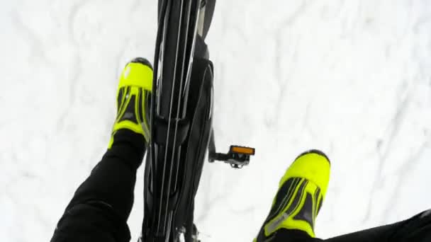 Pov Até Sapatos Amarelos Ciclismo Inverno Trancados Pedais Ciclismo Inverno — Vídeo de Stock