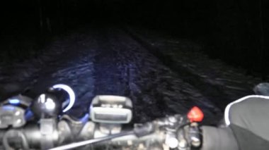 Geceleri karda MTB 'ye binmek. Taze karda ekstrem bir gece bisikleti. Zorlu bir gece eğitimi. Yetenekli motorcular için son derece zor