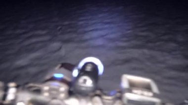 Hava karardıktan sonra kar altında bisiklet sürmek. Taze karda gece gezintisi. Gidona meşale tutmuştu. Zorlu gece eğitimi, tümsekler ve dengesiz yüzey.