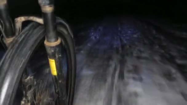 Montando Mtb Neve Noite Escura Deslizando Superfície Gelada Estrada Asfalto — Vídeo de Stock