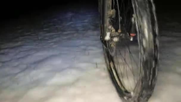 Mtb骑在新鲜的雪中 挑战夜间训练 颠簸和不稳定的表面 熟练骑单车者的极端困难 — 图库视频影像