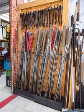 Cam üfleme boruları, pense ve makaslı askı. Geleneksel Czech el yapımı cam üfleme atölyesinde gerekli araçlar.