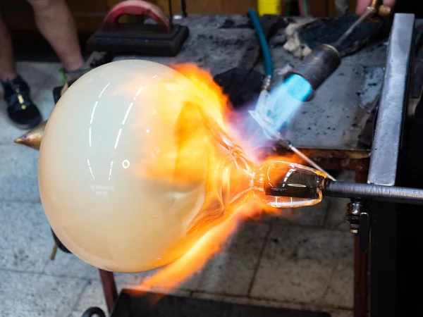 Manuell Glassblåsing Mannen Som Arbeider Stort Glassobjekt Rør Med Gassblåfarget – stockfoto