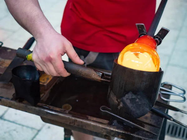 Man Hands Closeup Shaping Blown Glass Piece Com Molde Madeira — Fotografia de Stock