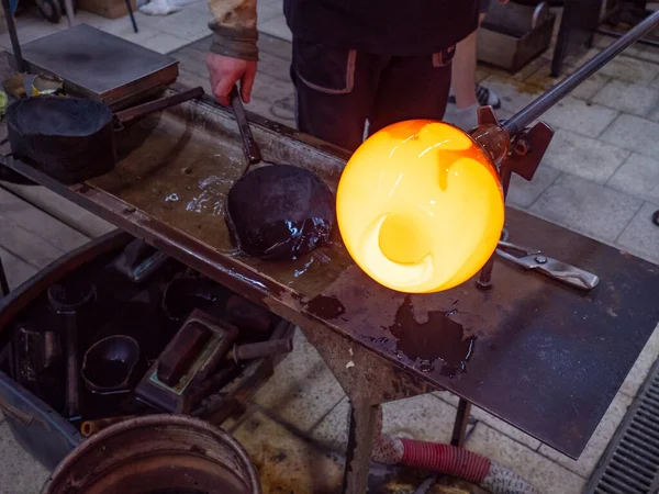 Man Handen Vormen Van Warm Glas Kunstwerk Met Houten Gereedschap — Stockfoto