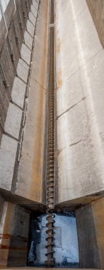 Sedimentasyon kanalı dipte, vida besleyicisiyle. İlk aşamada kanalizasyonun dengelenmesi ve havalanması.