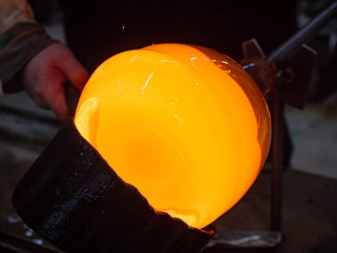 Cam fabrikası cam üretimi. Tarihi teknikle dekoratif vazo oluşturma işlemi