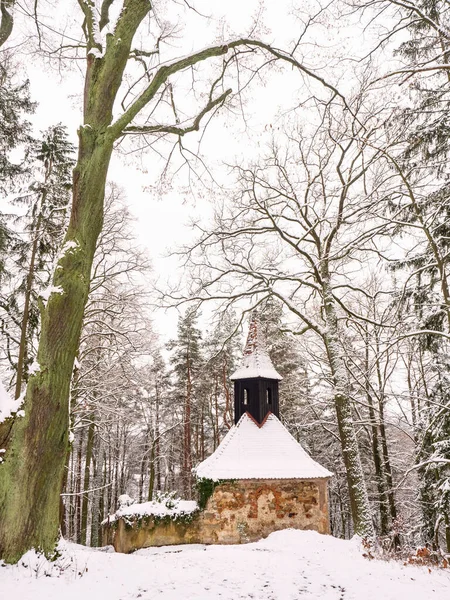 Vinterutsikt Genom Kalkgrav Gränd Med Kyrkogård Pavilon Slutet Mulen Vinterdag — Stockfoto