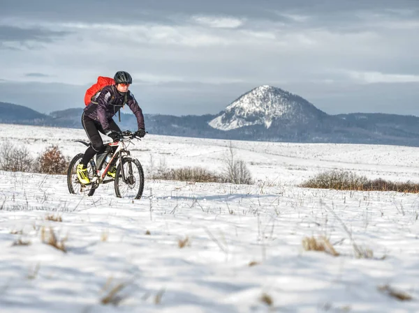 Motociclista Montanha Paisagem Nevada Desportista Devidamente Equipado Para Ciclismo Inverno — Fotografia de Stock