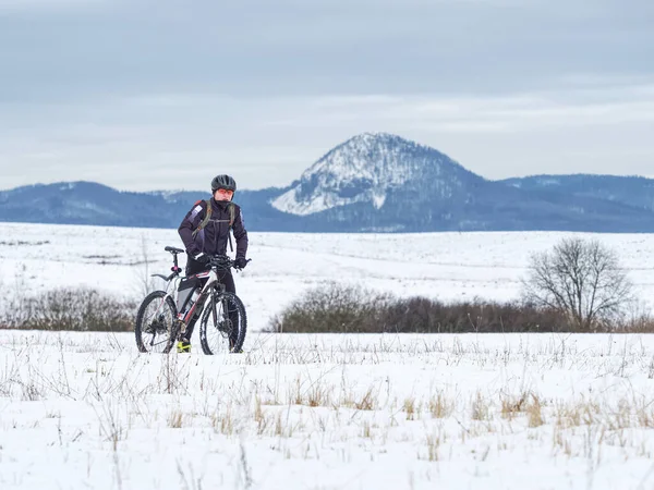 Motociclista Está Empujando Bicicleta Solo Nieve Profunda Mtb Jinete Perdió — Foto de Stock