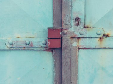 Zırhlı asma kilidi olan devasa çelik kapı mandalı. Açık yeşil acılı metal eskimiş kapı