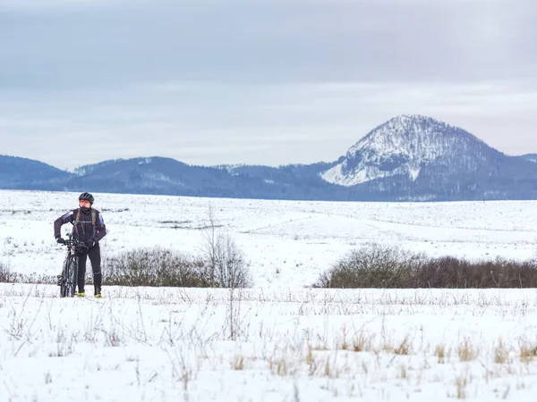 Hombre Ciclista Empujando Bicicleta Montaña Deriva Nieve Clima Frío Soleado — Foto de Stock