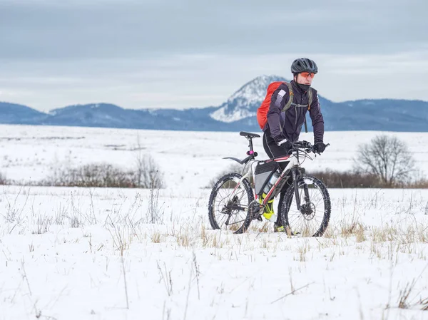 Hombre Ciclista Montaña Caminando Campo Nevado Aire Libre Naturaleza Invierno — Foto de Stock