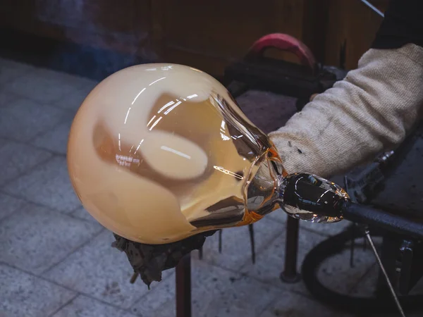 Homens Artistas Mãos Trabalhando Uma Peça Vidro Soprado Moldar Tigela — Fotografia de Stock