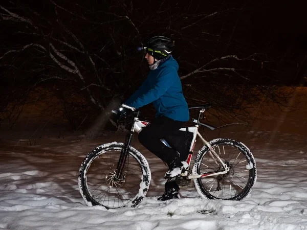 Motociclista Montanha Inverno Jovem Montando Bicicleta Pneu Gordo Inverno Menino — Fotografia de Stock