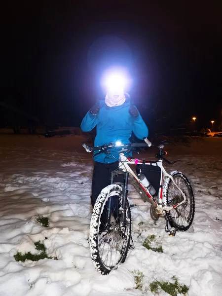 Adolescente Feliz Mostrando Polegares Para Cima Menino Fazendo Truques Mtb — Fotografia de Stock