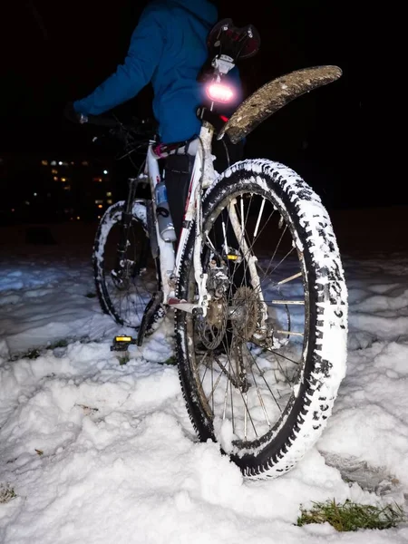 Motociclista Montanha Inverno Jovem Montando Bicicleta Pneu Gordo Inverno Menino — Fotografia de Stock