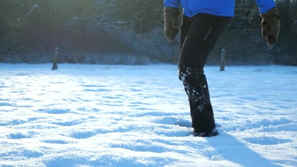 Unge Man Sparkar Snö Vinternaturen Glad Pojke Lekfull Snöig Skog — Stockvideo