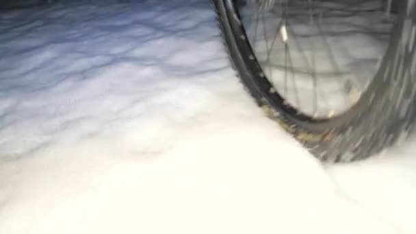 Das Vorderrad Des Mountainbikes Bleibt Pulverschnee Liegen Verlorener Weg — Stockvideo