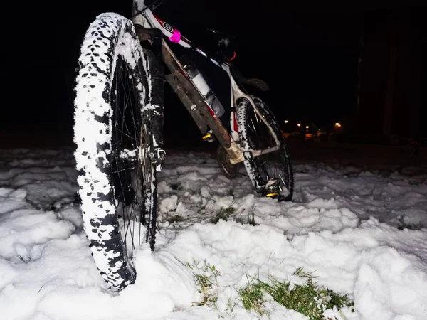 Mtb Andando Neve Extrema Diversão Roda Dianteira Com Grandes Apertos — Fotografia de Stock