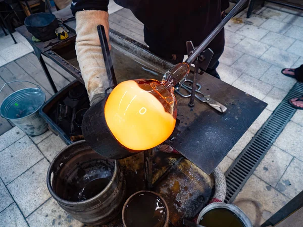 Manos Artesanales Formando Vidrio Maleable Rojo Silbato Soplador Vidrio Técnica —  Fotos de Stock