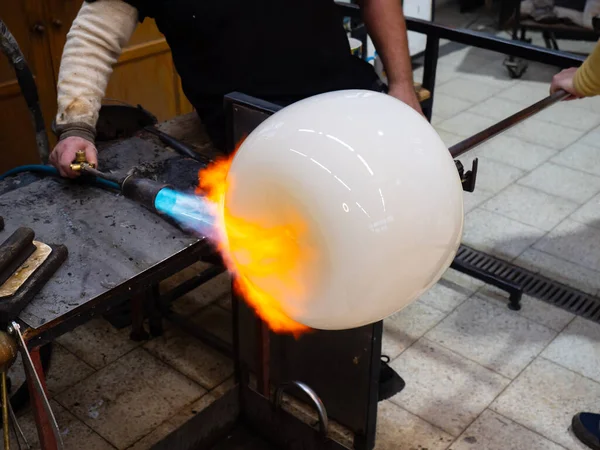 Geweldige Creatie Van Een Kunstwerk Van Gesmolten Glas Blauwe Vlam — Stockfoto