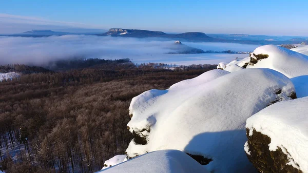 Zirkelstein Mgle Zimowa Mgła Nad Suchymi Świerkami Białe Fale Słoneczny — Zdjęcie stockowe