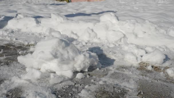 Närbild Selektivt Fokus Träning Boot Sparka Snö Löpande Flicka Sparka — Stockvideo