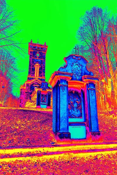 小礼拜堂和教堂在山顶上 加略山 模拟器中伽玛辐射谱 — 图库照片